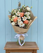 Букет цветов из:  Альстромерии, Лизиантусы, Розы и Хризантемы в Заводском