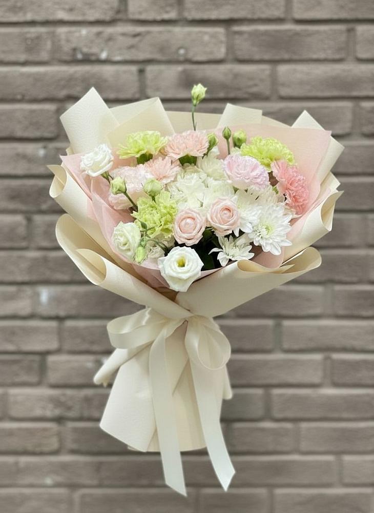 Букет цветов из: Гвоздики, Розы, Лизиантусы и Хризантемы в Заводском