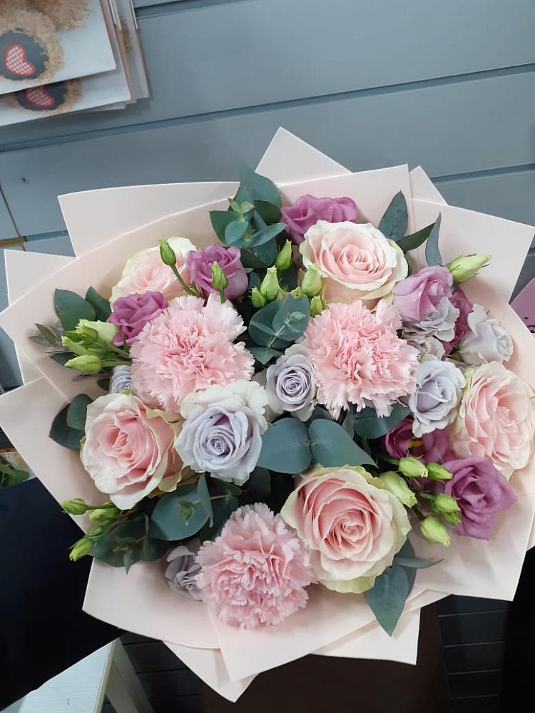 Букет цветов из: Розы, Гвоздики и Лизиантусы в Заводском